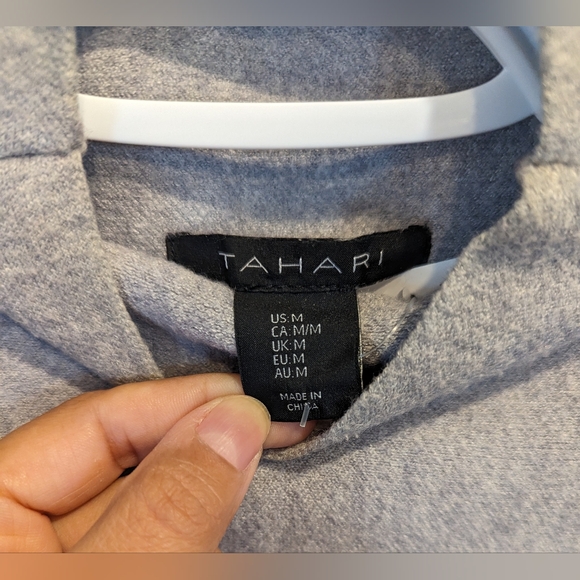 💙 TAHARI 💙 Grey Mock Turtleneck sweater with contrasting sleeves - Picture 3 of 6